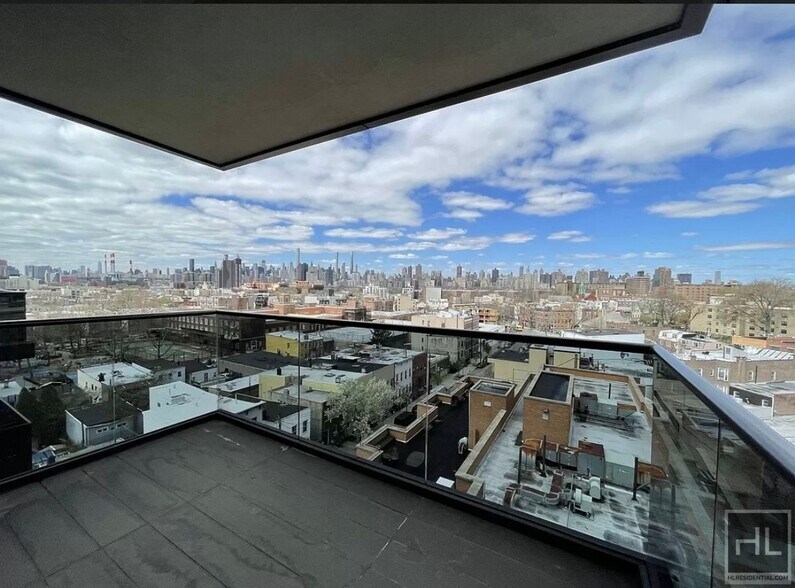 Building Photo - Gorgeous Rent Stabilized 1 bed spanning 700 sq feet - Heat, HW & Cooking gas included, DW Private...