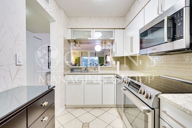 Building Photo - 2 bedrooms, 1 bath Condo located near the ...