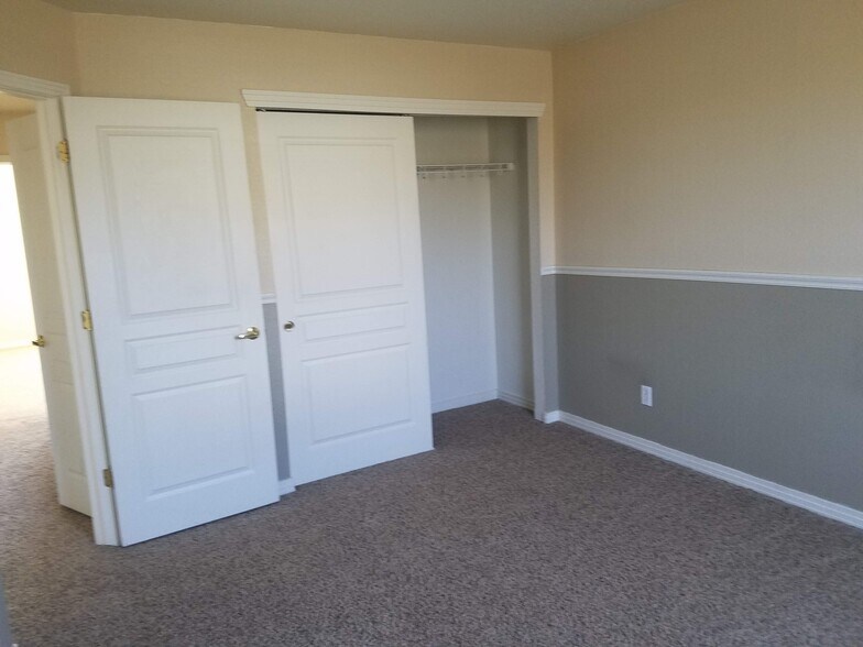bedroom 2 with closet - 695 S Depew St