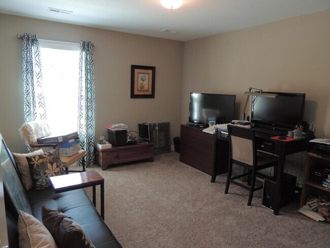 Building Photo - Stunning 3-Bed, 2.5-Bath Home with Hardwood Floors and Fenced Yard in Knoxville