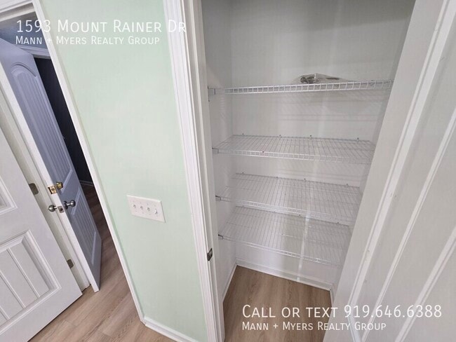 Building Photo - 1593 Mount Rainer Dr