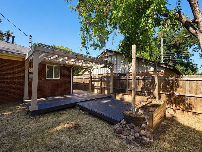 Building Photo - Charming 2 Bed 1 Bath