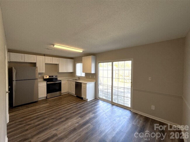 Building Photo - 300 N Main St