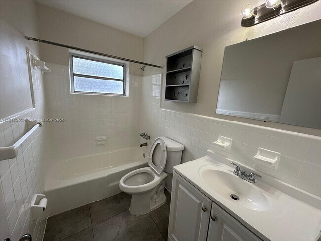 Building Photo - 307 SW 10th Ave