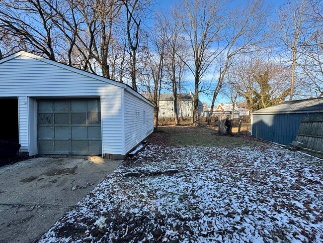 Building Photo - 133 16th St NE