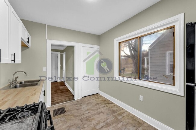 Building Photo - Fully Remodeled 3 bed 1 bath- Single Family Home!! JUST LISTED!