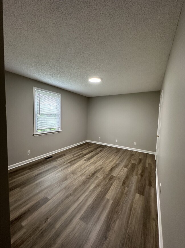 Building Photo - 913 Poppy Dr