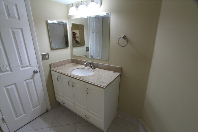 Building Photo - 2881 N Oakland Forest Dr