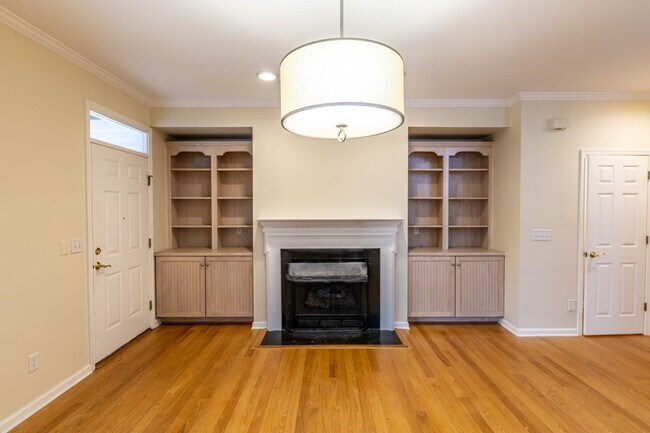 Building Photo - Single Family Home Minutes to DTWN/UVA Area