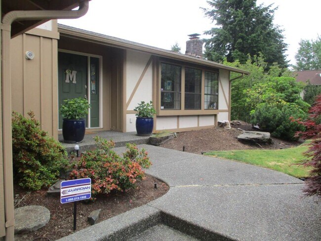 Building Photo - 3 Bedroom, 2.5 bathroom split level home in University Place