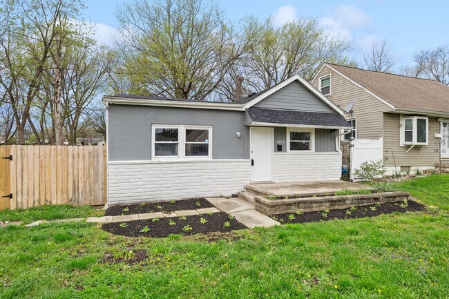 Building Photo - Newly Renovated 3-Bed Gem with Massive Yard – Modern Columbus Living!