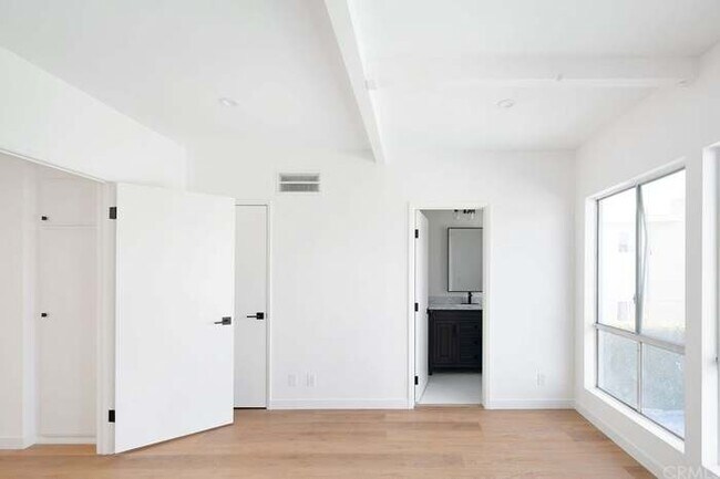 Building Photo - 5447 Zelzah Ave