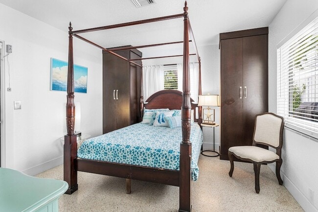 Building Photo - 342 NE 7th Ave