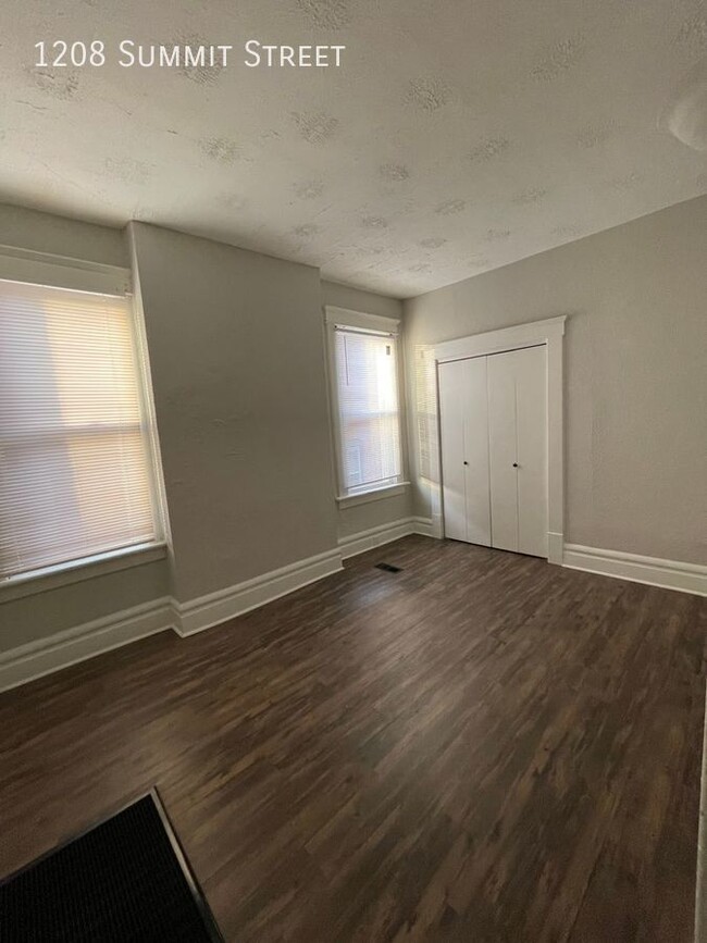 Building Photo - 1 Bed On Summit Street - Near Campus/ Shor...