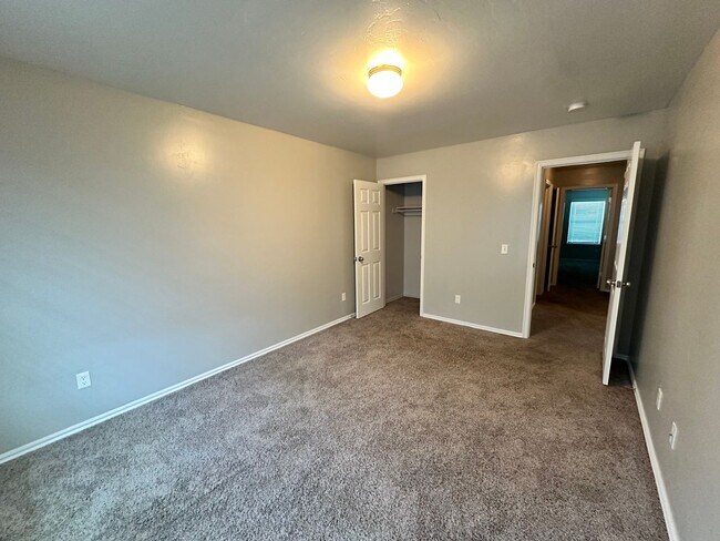 Building Photo - 3 bed 2 bath in Mustang- Move in Special!