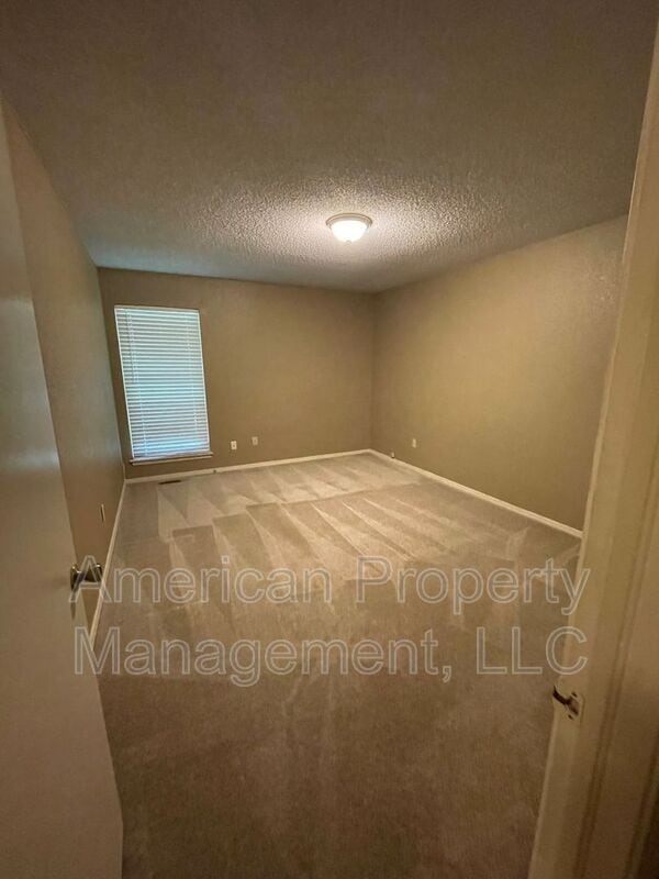 Building Photo - 4407 S Gum Ave