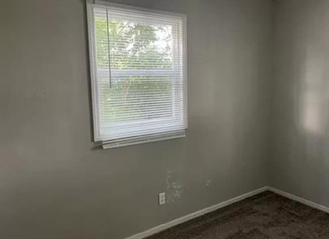 Building Photo - 15 Sherwood Ct