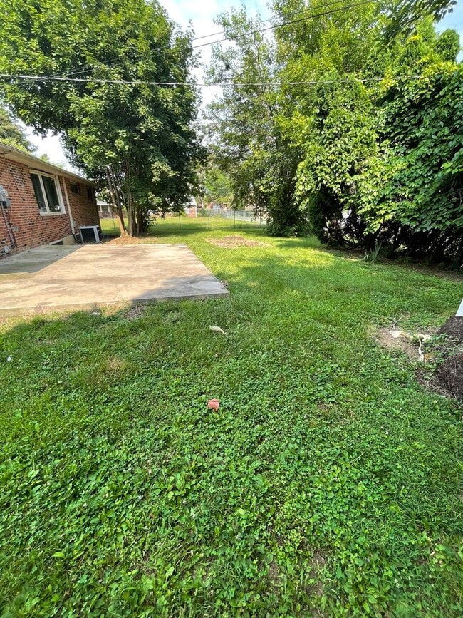 Building Photo - 3 Bedrooms - 2 Full Baths Ranch style