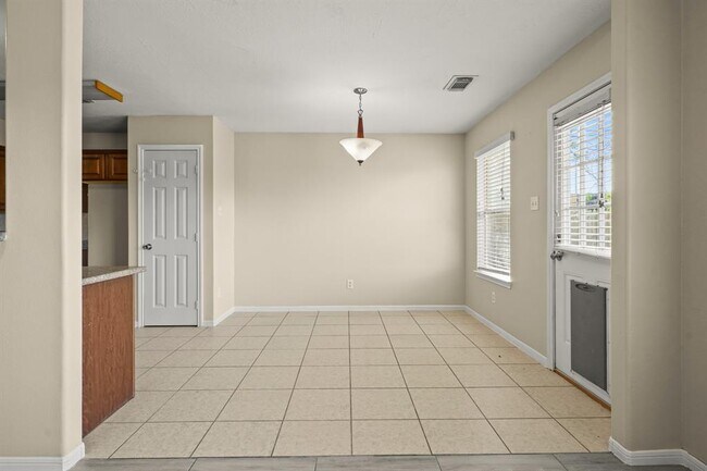 Building Photo - 420 Woodlake Dr