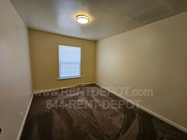 Building Photo - 7101 Pinehurst Dr