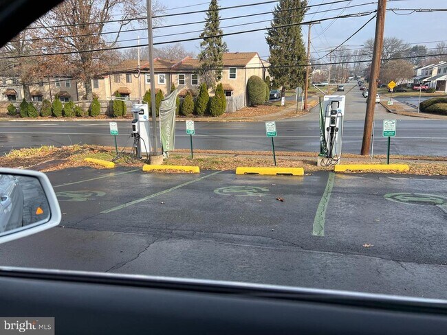 Building Photo - 46 Township Line Rd