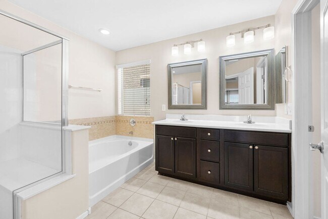 Building Photo - 4 Bedroom Home with Community Pool in Vail...