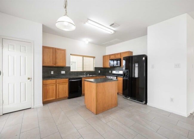 Building Photo - 20827 Settlers Lake Cir N