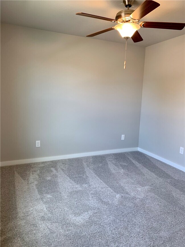 Building Photo - 402 Red Robin St