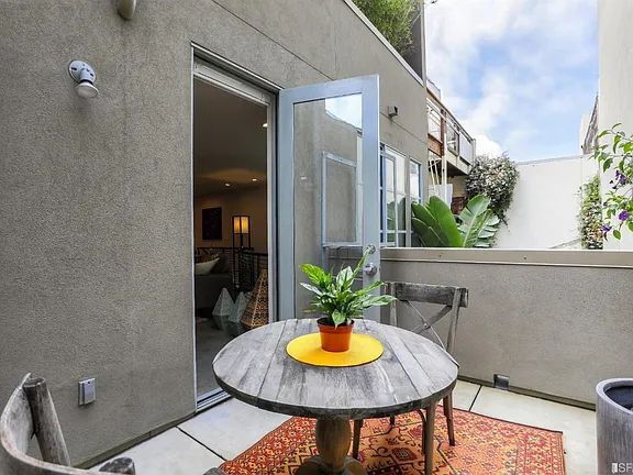 Building Photo - "Spacious 1-Bed, 2-Bath Gem in San Francisco's Heart – Your Urban Sanctuary Awaits!"