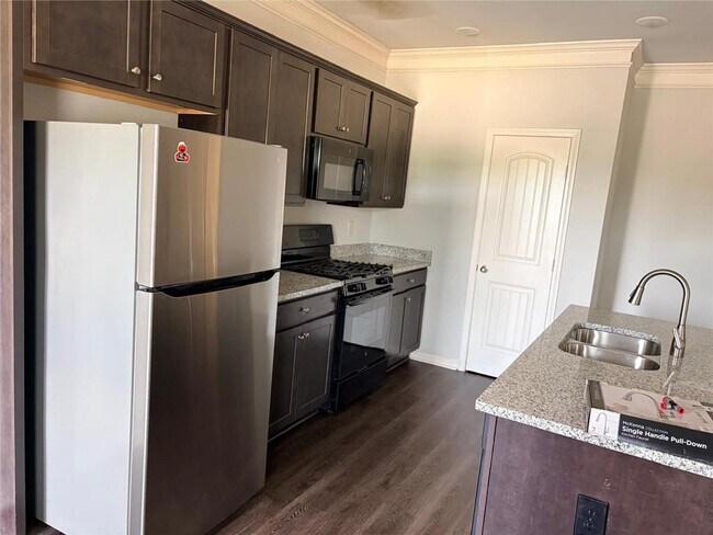 Building Photo - 290 Turtle Creek Dr