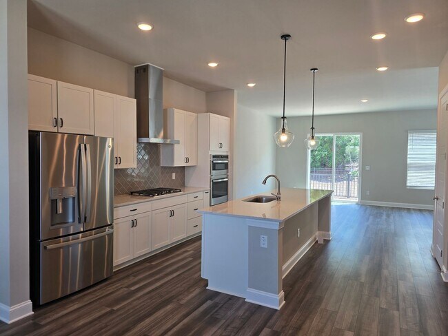 Building Photo - Modern Urban Elegance Meets Functionality