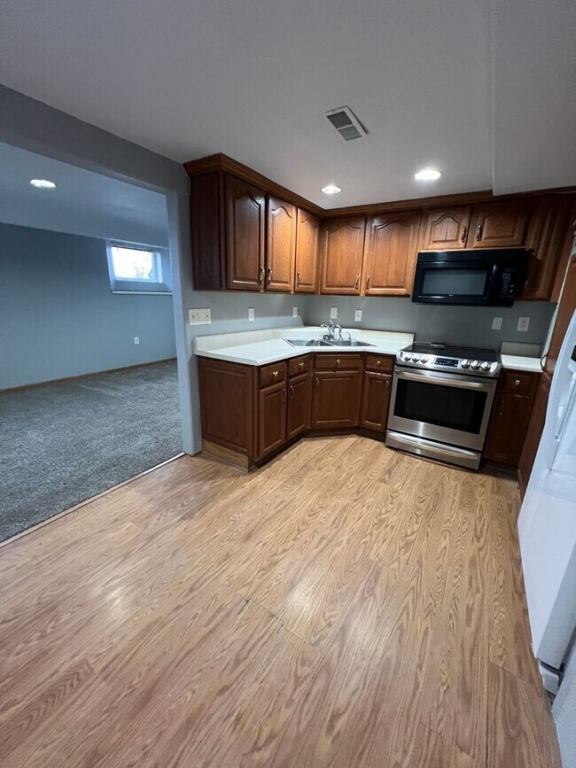 Building Photo - 5 bedroom/3 bath w/mother in law style qua...