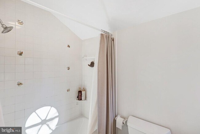 Building Photo - 9232 Forest Haven Dr