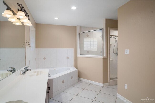 Building Photo - 23 Ora St