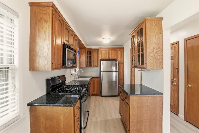 Building Photo - 576 Avenue East Unit