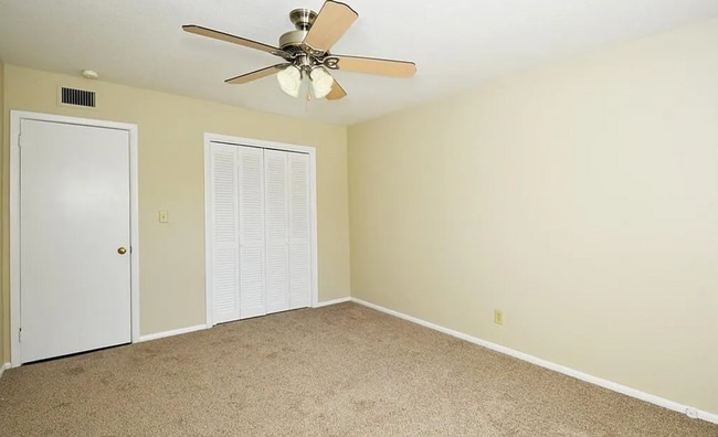Building Photo - Well-maintained 2-bedroom, 1-bath upper level condo in Winston-Salem,