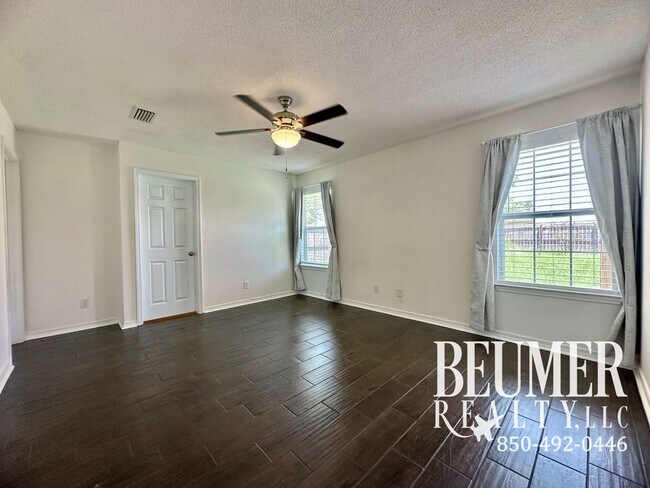 Building Photo - 3 bedroom 2 bath home with Beautiful Backyard