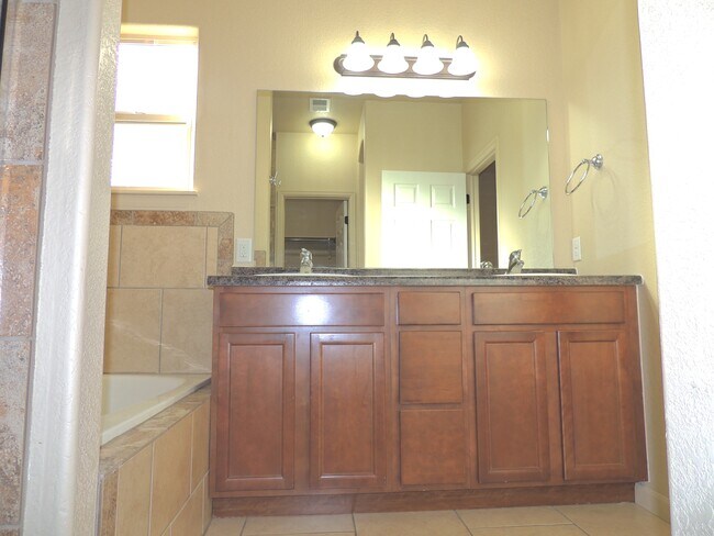 Building Photo - 663 Chalisa Ave