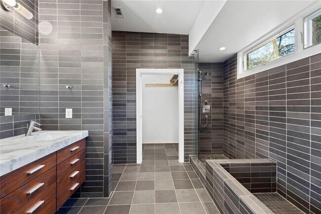 Building Photo - 935 Custer Ave SE