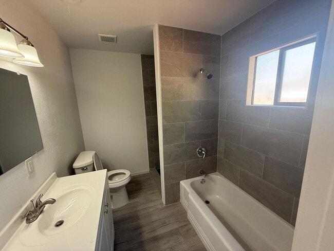 Building Photo - Charming Home in Central Las Vegas