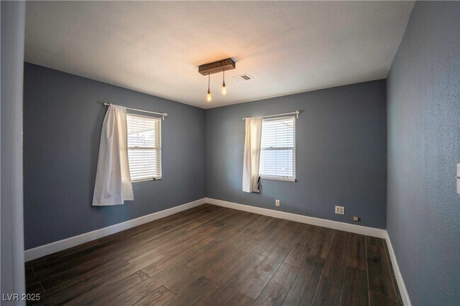 Building Photo - 550 Karen Way