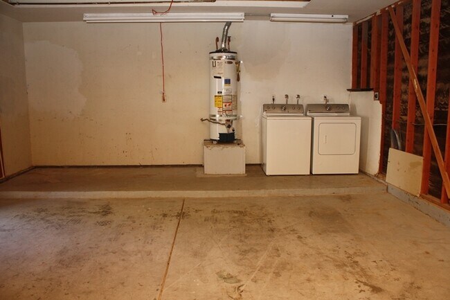 Building Photo - Fabulous 3 bedroom 2 bathroom Big Back Yard