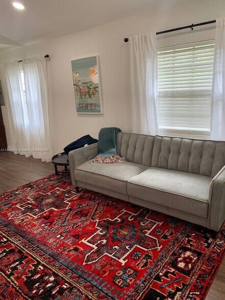 Building Photo - 328 SW 12th Ave