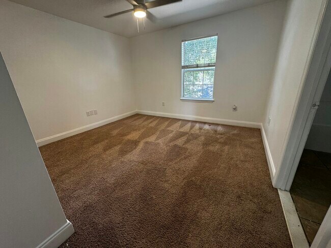 Building Photo - 102 White Dr