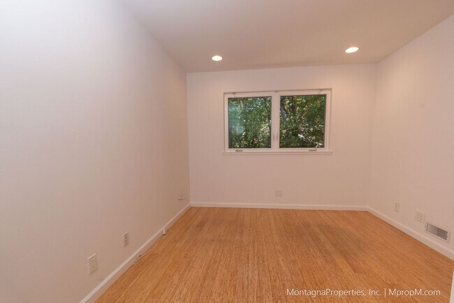 Building Photo - Beautiful, meticulously updated and  maint...