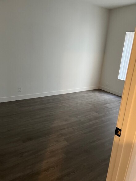 Building Photo - 825 S Harvard Blvd