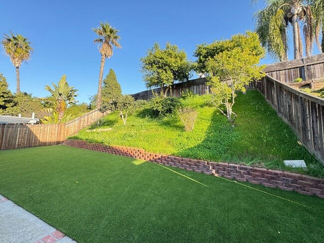 Building Photo - Beautifully Maintained 4Bd/2Ba Home w/Large Back Yard and Fruit Trees!