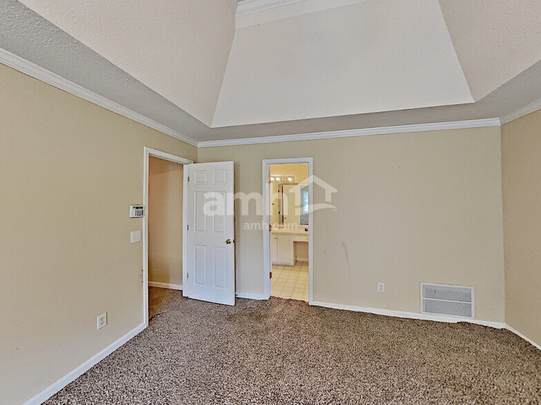Building Photo - 20 Wisteria Woods