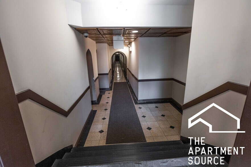 Building Photo - 4631 N Paulina St