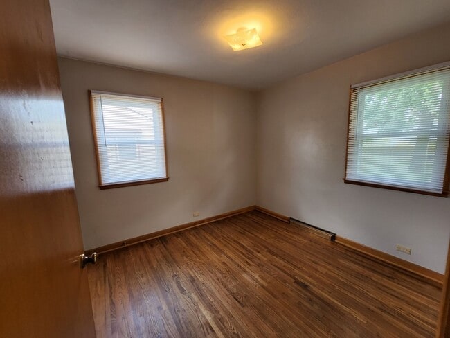 Building Photo - Great NE 3 bedroom 1.5 bath Near Center Po...